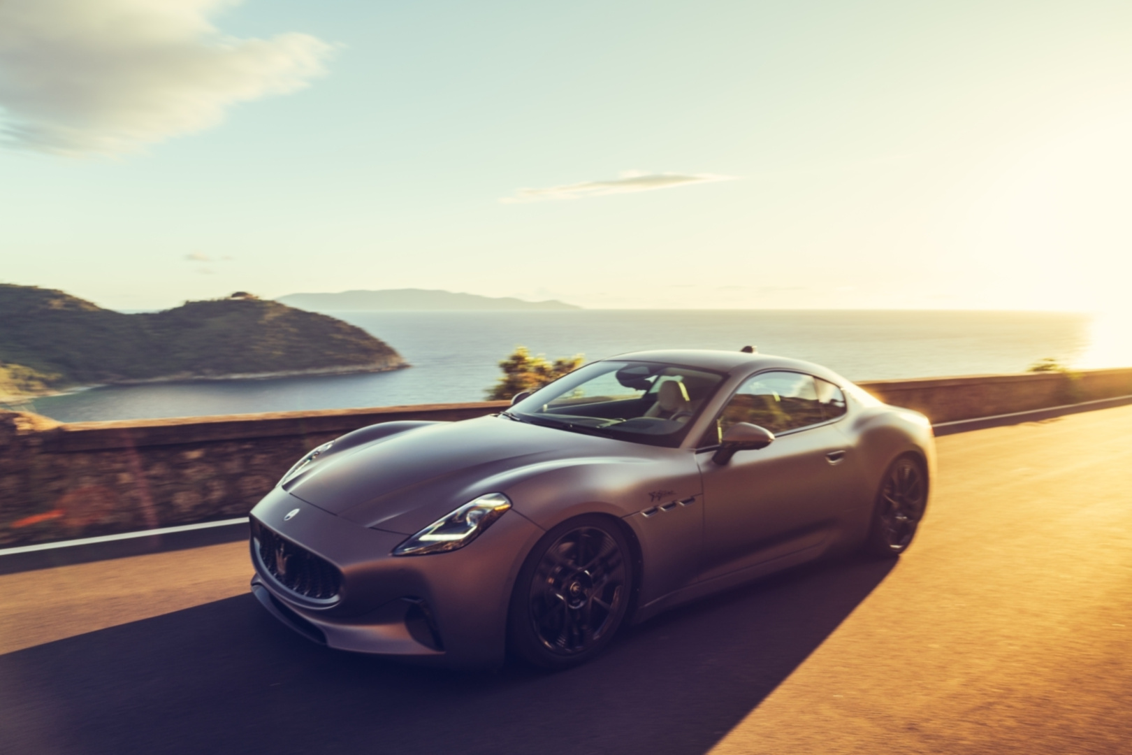 SMALL_圖2- Maserati 象徵品牌經典的標誌車款 GranTurismo 在純電版本上採用源自 Formula E 賽事的革新技術，將性能表現推升至全新領域